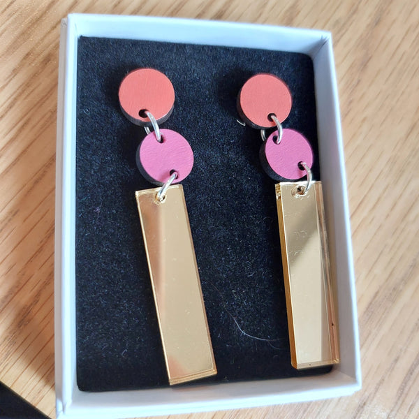 Shiny gold earrings, with colour pop